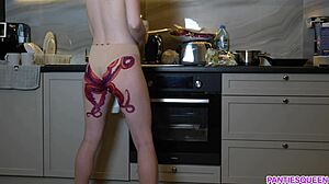 Milf med bläckfisk tatuering på rumpan kockar och retas