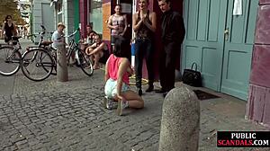 Gadis Jerman berpayudara besar terdegradasi dan tunduk di tempat umum