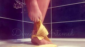 Video europeo de fetichismo de pies con una belleza de tetas pequeñas aplastando un plátano con sus pies