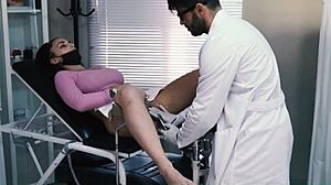 Извращенный акушер-гинеколог лечит меня своим большим членом после консультации, проникая в мою влажную вагину