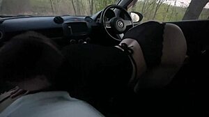 Tonårsflicka ger en avsugning i en bil i skogen