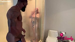 Loree Love i Ace Bigs bawią się intymnie w łazience w przyczepie
