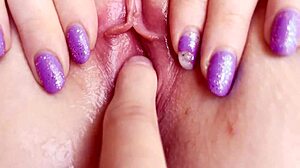 业余手指插入阴道导致强烈的高潮