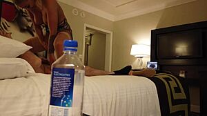 Madelyn Monroe og hendes kæreste rider en fremmed i Vegas med en vandflaske
