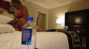 Madelyn Monroe ve kız arkadaşı Vegas'ta bir yabancıya su şişesiyle biniyorlar