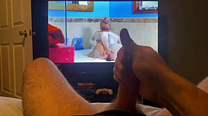 Se masturbando com um vídeo pornô quente com um pau monstro