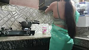 HD-video av en fantastisk kones første seksuelle møte med søsterens mann på kjøkkenet og på sengen