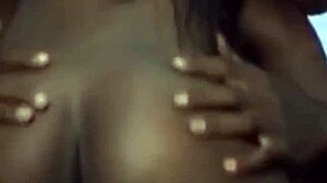 Gadis amatir menerima penetrasi dalam video panas yang berfokus pada pantat di Justdelivas