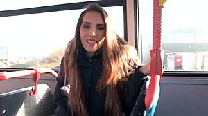 美しいブロンド女性がバスで放尿し、性器を露出し、建設現場の前で長期的な関係を築く