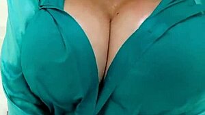 Sonia, een vreemdgaande Britse rijpe vrouw, laat haar enorme borsten zien