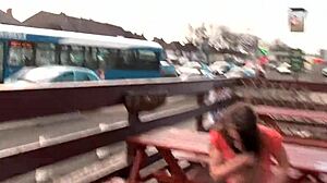 Μια εντυπωσιακή ξανθιά γυναίκα ουρεί σε ένα λεωφορείο, εκθέτοντας τα γεννητικά της όργανα και μακροχρόνια σχέση μπροστά σε ένα εργοτάξιο