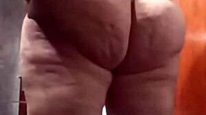 Uma dona de casa alemã voluptuosa mostra seu físico maduro e curvilíneo em lingerie sedutora