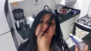 Seksi bir kadın, mutfakta devasa bir yarakla kendini tatmin ediyor