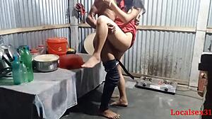 Ινδική θεία με κόκκινο σάρι συμμετέχει σε καυτό σεξ