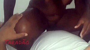 Ебановина аматерка ужива у аналном сексу са својим партнером