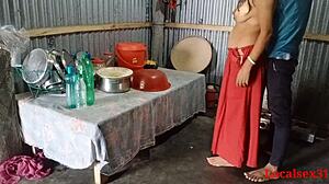Indische Tante in rotem Sari lässt sich auf heißen Sexakt ein