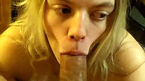 O fată albă mică face deepthroat și linge anusul unui penis negru mare într-un videoclip needitat de hotel