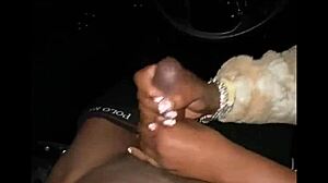 Ebony babe tar stor svart kuk i bilen efter nattklubb
