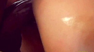 Tetovaná Leilani Li si užívá velký černý penis