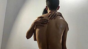 Una pareja joven se entrega a un apasionado amor en el porno bengalí