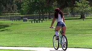 Savannah Foxxs călătorește senzual de la ciclism la plăcere intimă cu un partener bine dotat