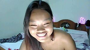 Giovani adolescenti amatoriali thailandesi fanno in casa in un video di masturbazione solitaria
