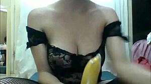 امرأة متحولة جنسياً تسعد نفسها بموزة في فيديو منزلي