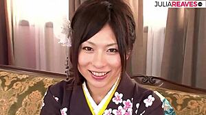 Une femme au foyer japonaise amateur explore un jeu de gode pour la première fois - un orgasme intense
