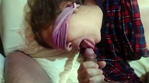Tajne nagranie z synem dojrzałej żony, który zadowala ją swoim dużym penisem, podczas gdy ona uprawia seks oralny i otrzymuje wytrysk w ustach
