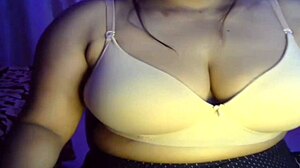 Uma garota indiana sensual com peitos grandes compartilha seu amor pelo sexo online