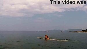 Ада Боянас плува на открито без бански костюми
