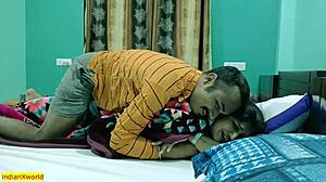 Ung mann engasjerer seg i tabubelagt indisk bengalsk sex med partneren sin