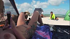 Gift brud delar stranden POV av voyeurs onani