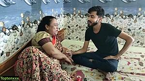 Première rencontre de jeunes garçons indiens avec une chaude femme au foyer bengali