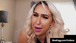 Nina Kayy, en barmfagre fristerinde, engagerer sig i oral nydelse med en stor hård penis