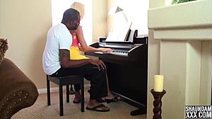 Amateur stelletje wordt ondeugend tijdens pianoles