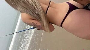 Chica blanca se deja follar en la playa despues de pescar en este video de Alinova