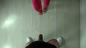 핑크 운동화를 신은 섹시한 발이 슬로우 모션으로 공을 걷어차요
