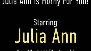 การแสดงเดี่ยวที่เย้ายวนของ Julia Anns กับนมใหญ่ของเธอที่โชว์เต็มที่