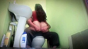 Rascher Sex mit der Freundin meiner Frau auf der Toilette, während sie draußen das Abendessen kocht